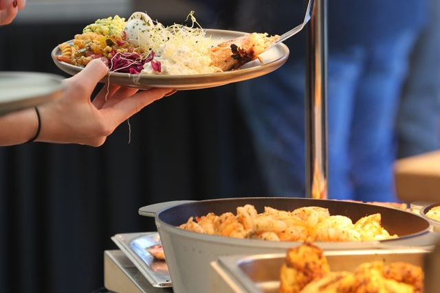 How to Plan Catering for Events in Bangalore When Guest Timings Are Unpredictable?